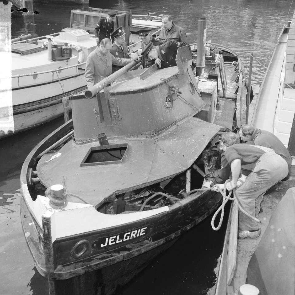 Sleepboot uit elkaar geploft aan de binnenkant te Amsterdam de Jelgrie waarvan, Bestanddeelnr 917-6994