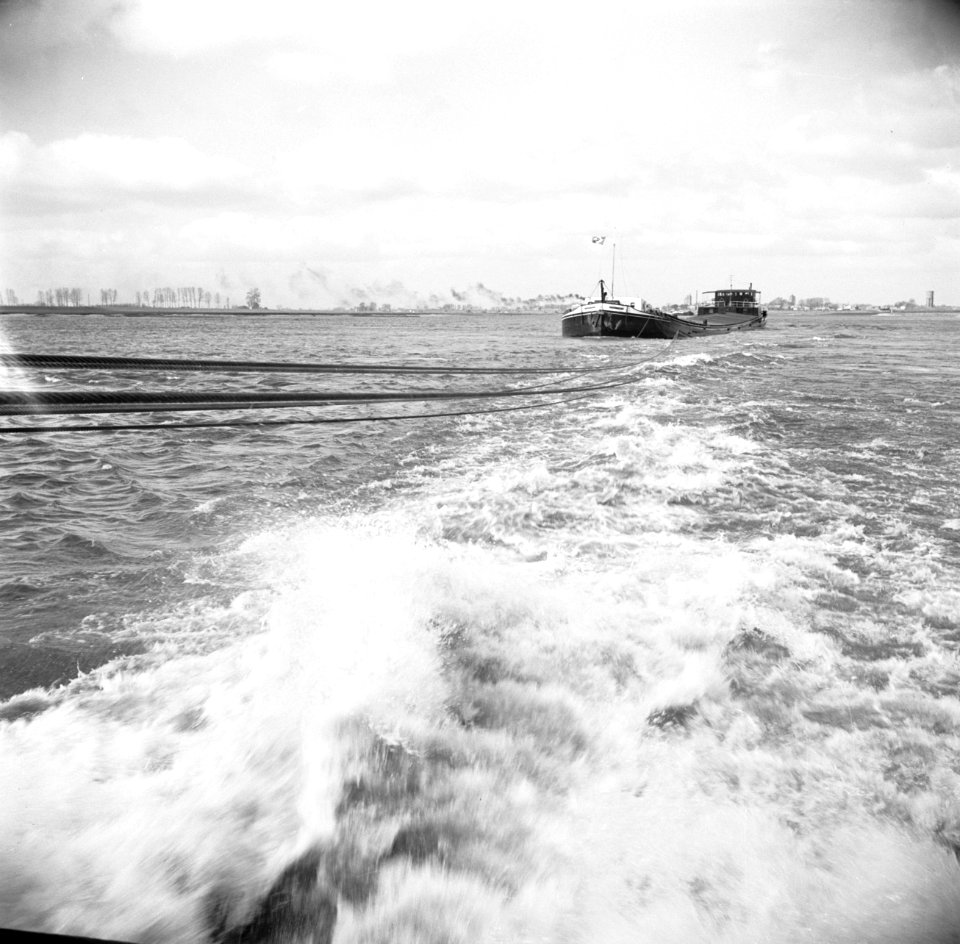 Sleep op de Maas bij Rotterdam, in het kielzog van de sleepboot, Bestanddeelnr 254-0927