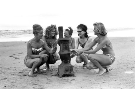 Slecht weer strand Zandvoort, overzicht trieste strandterrasjes met bord van war, Bestanddeelnr 914-1015