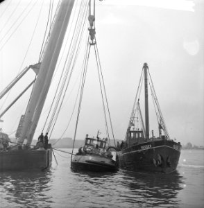 Sleepboot in Noordzeekanaal overvaren Bergingswerkzaamheden, Bestanddeelnr 916-2195