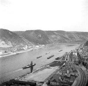 Sleepboot Prinses Beatrix bij St. Goar (rechteroever) en St. Goarshousen met Bu…, Bestanddeelnr 254-1131