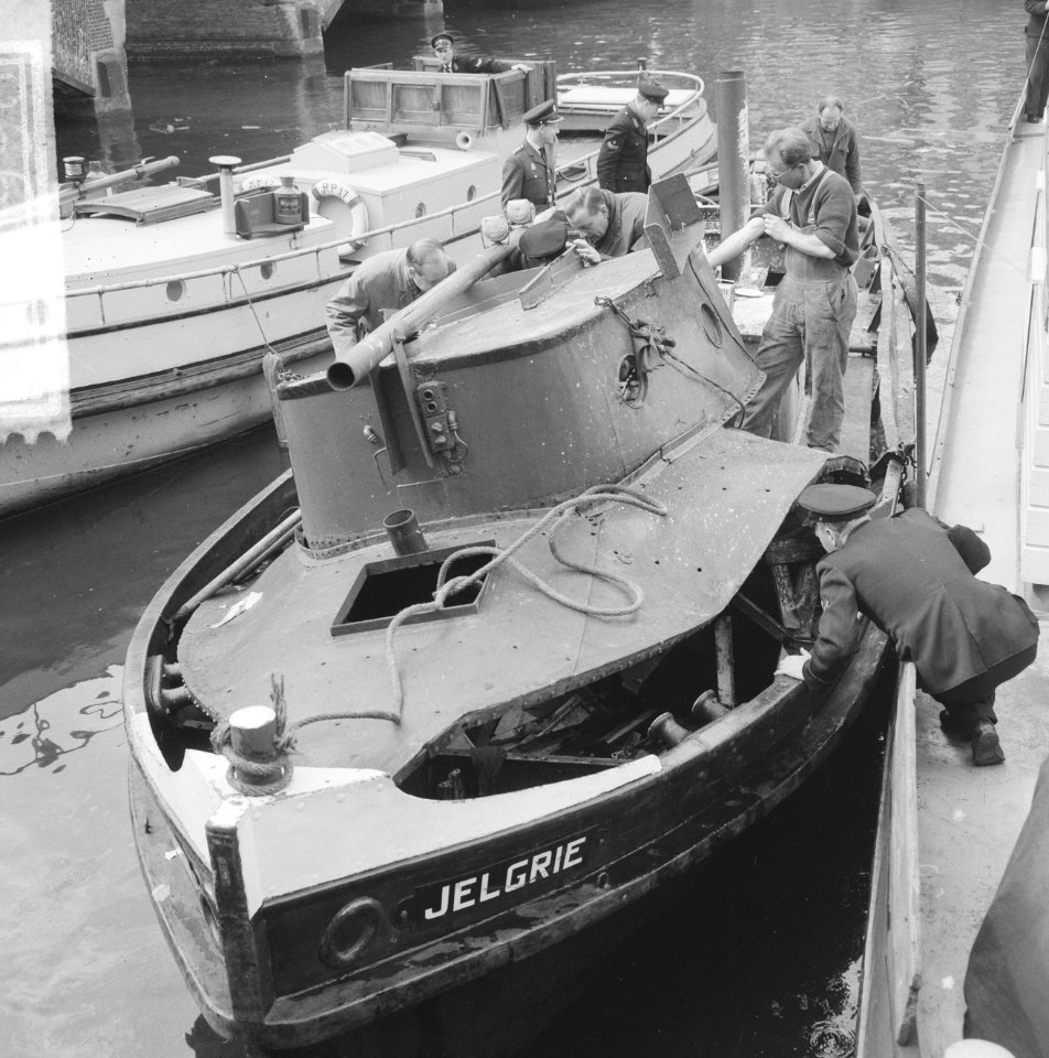 Sleepboot uit elkaar geploft aan de binnenkant te Amsterdam de Jelgrie waarvan, Bestanddeelnr 917-6996