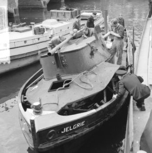 Sleepboot uit elkaar geploft aan de binnenkant te Amsterdam de Jelgrie waarvan, Bestanddeelnr 917-6996