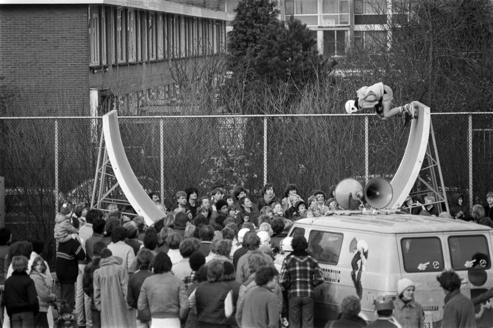 Skateboard manifestatie (Amsterdam) x-skater in half pipe, Bestanddeelnr 930-0497
