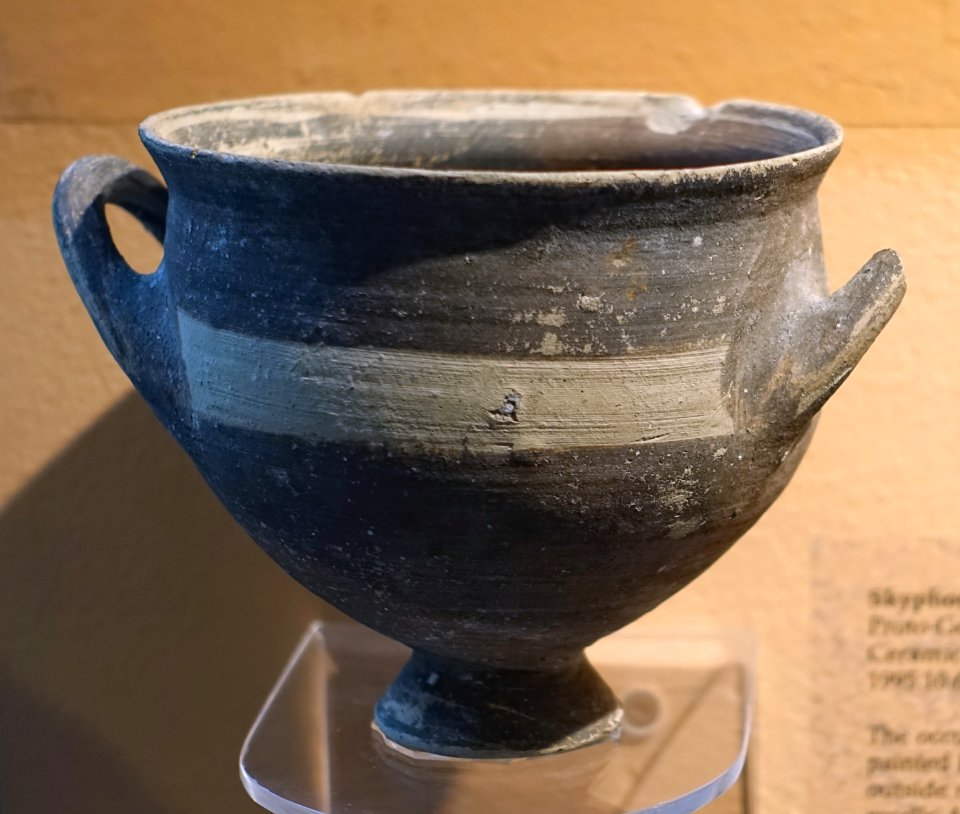 Skyphos, proto-white painted bowl, Proto-Geometric, Late Cypriot III, 1995.10.623 - Cesnola Collection, Harvard Semitic Museum - Cambridge, MA - DSC06291
