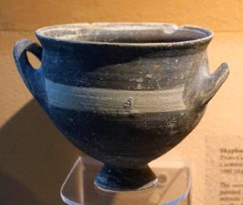 Skyphos, proto-white painted bowl, Proto-Geometric, Late Cypriot III, 1995.10.623 - Cesnola Collection, Harvard Semitic Museum - Cambridge, MA - DSC06291
