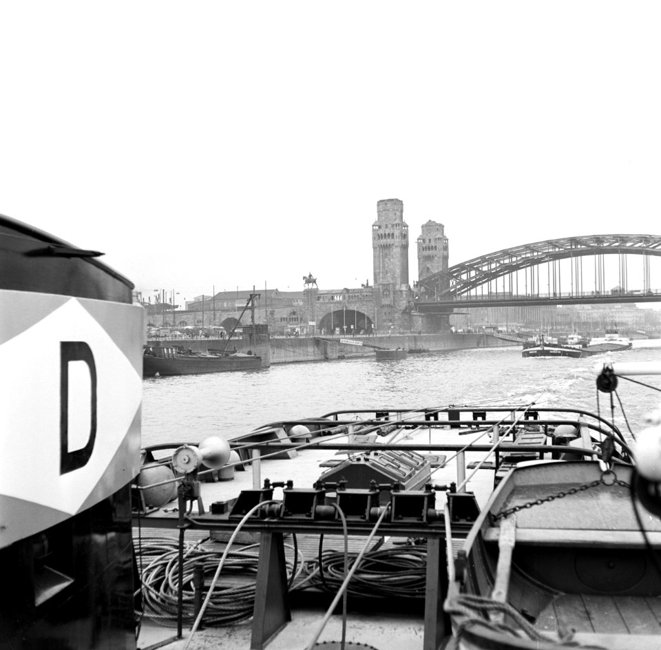 Sleep met vooraan de Damco 135 onder de Hohenzollernbrücke bij Keulen, Bestanddeelnr 254-1035