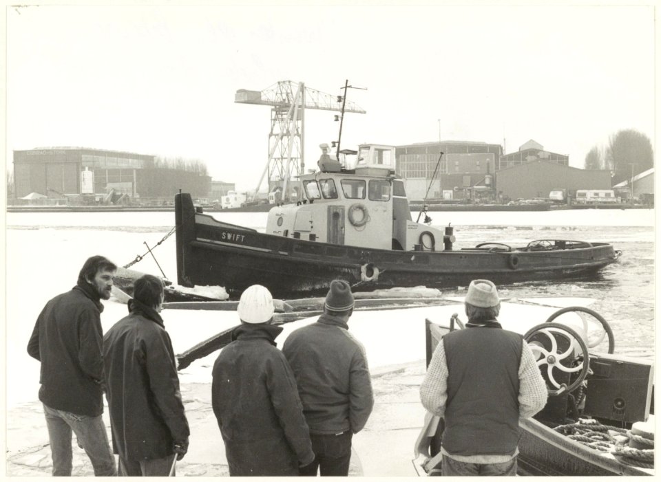 Sleepboot Swift als een ijsbreker door het bevroren Noorder Buiten Spaarne. NL-HlmNHA 54023333