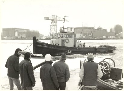 Sleepboot Swift als een ijsbreker door het bevroren Noorder Buiten Spaarne. NL-HlmNHA 54023333