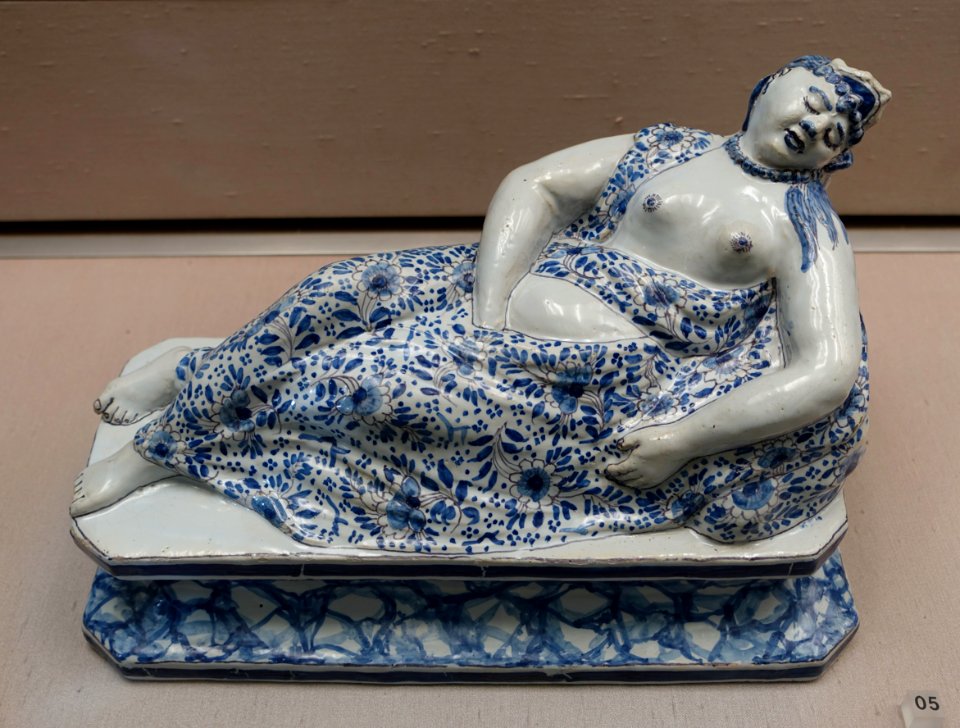 Sleeping Odalisque, probably Ulrich von Dassel, Wrisbergholzen, c. 1740-1750, faience, underglaze blue - Germanisches Nationalmuseum - Nuremberg, Germany - DSC02602