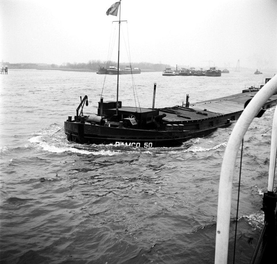 Sleepschip Damco 50 naast de sleper Damco 9, vermoedelijk in Rotterdam, Bestanddeelnr 254-1377