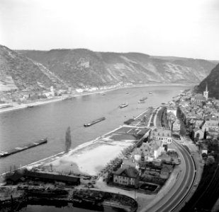 Sleepboot Prinses Beatrix bij St. Goar (rechteroever) en St. Goarshousen met Bu…, Bestanddeelnr 254-1129