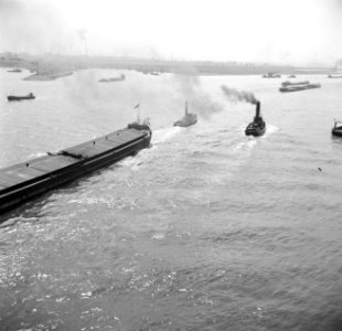 Sleep van een rijnaak op de Rijn, gezien vanaf de Friedrich-Eber-Brücke, Bestanddeelnr 254-1002