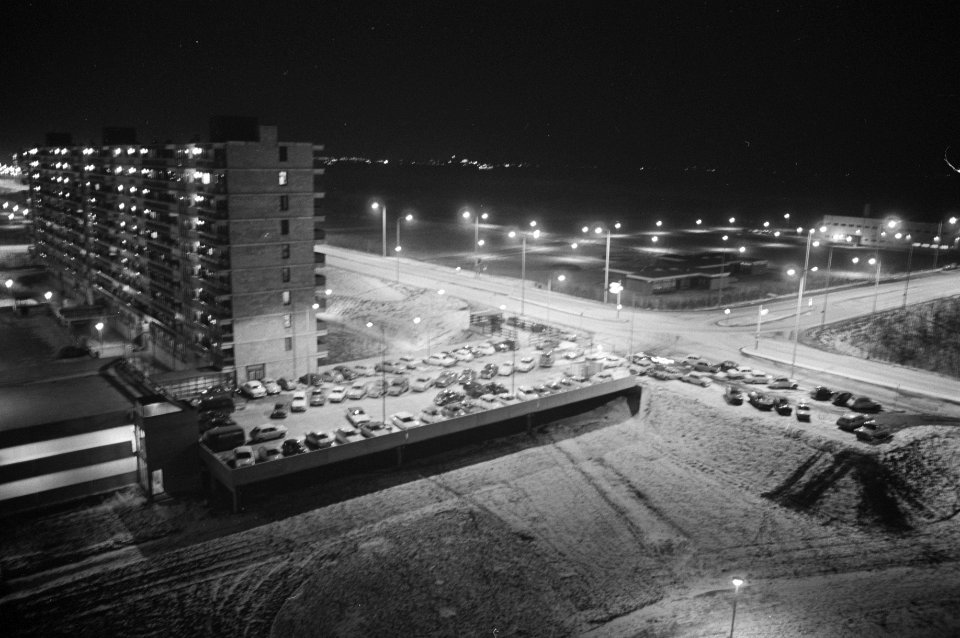 Slagbomen in garages in Bijlmermeer, autos staan buiten geparkeerd in plaats van, Bestanddeelnr 925-3536