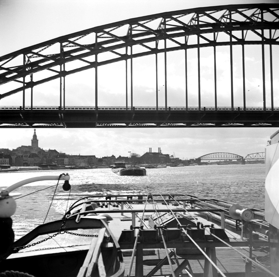 Sleep onder de Waalbrug bij Nijmegen, gezien vanaf de sleepboot, Bestanddeelnr 254-0951