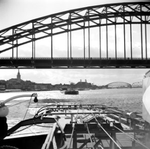 Sleep onder de Waalbrug bij Nijmegen, gezien vanaf de sleepboot, Bestanddeelnr 254-0951