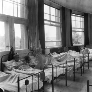 Slaapzaal. Vrouwen liggen op bedden, Bestanddeelnr 900-5122