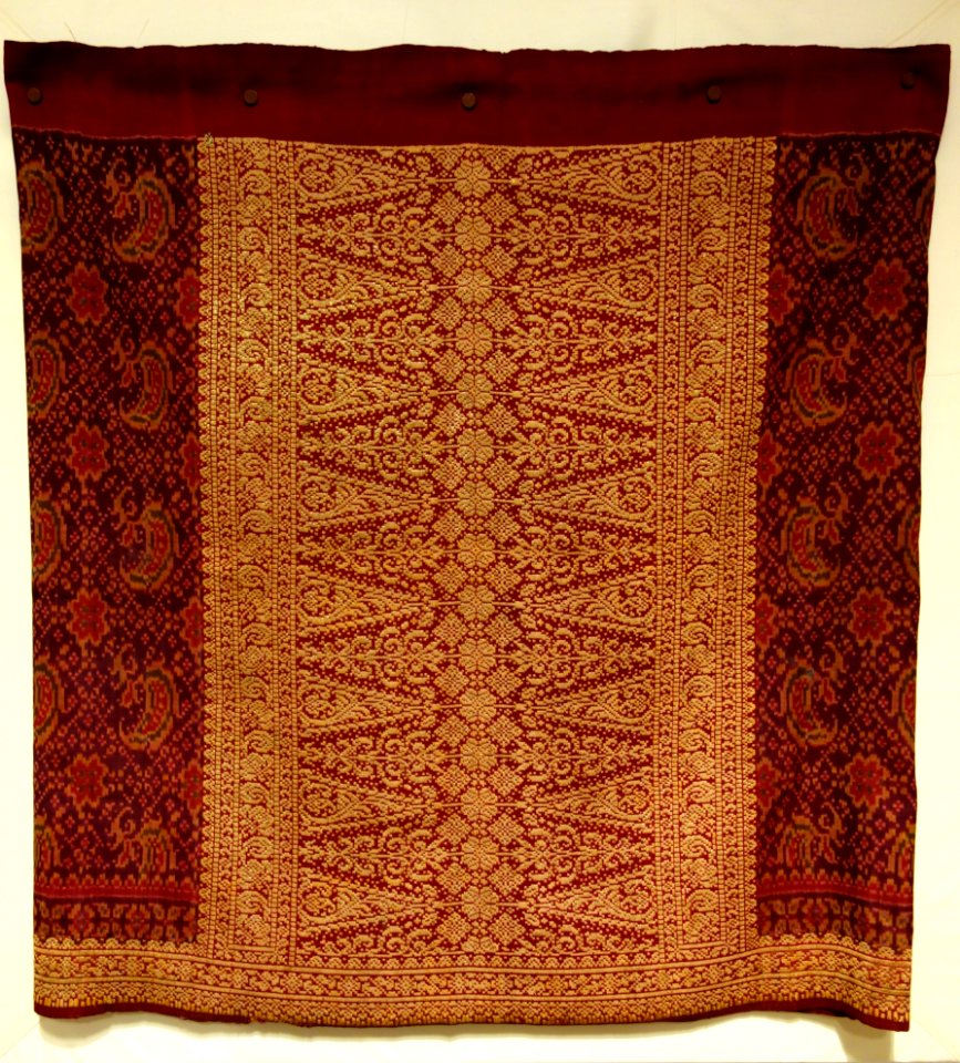 Skirt (sarong), Palembang, Sumatra, Indonesia, early to mid 20th century, silk, gold thread - Textile Museum of Canada - DSC00994