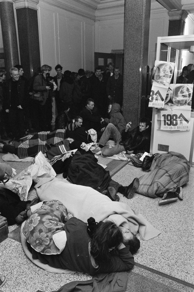 Slaapactie krakers in hal Paleis van Justitie in Amster na uitspraak kort geding, Bestanddeelnr 933-9265