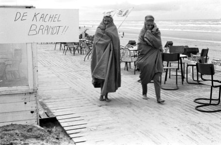 Slecht weer strand Zandvoort, overzicht trieste strandterrasjes met bord van war, Bestanddeelnr 914-1014