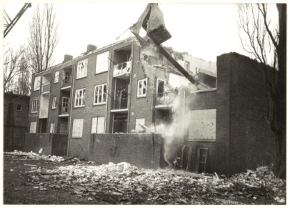 Sloop van de laatste serie dichtgetimmerde woningen in de omgeving van het Nieuw Guineaplein. De woningen moesten plaats maken voor nieuwbouw. NL-HlmNHA 54031854