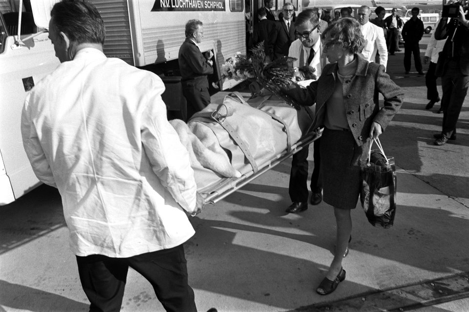 Slachtoffers van busongeluk in Spanje arriveren op Schiphol, Bestanddeelnr 923-7483