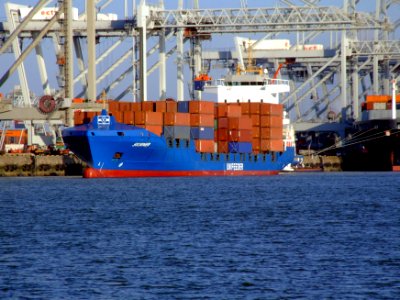 Skirner p2 loading and unloading in the Amazone harbour Port of Rotterdam 25-Jan-2007