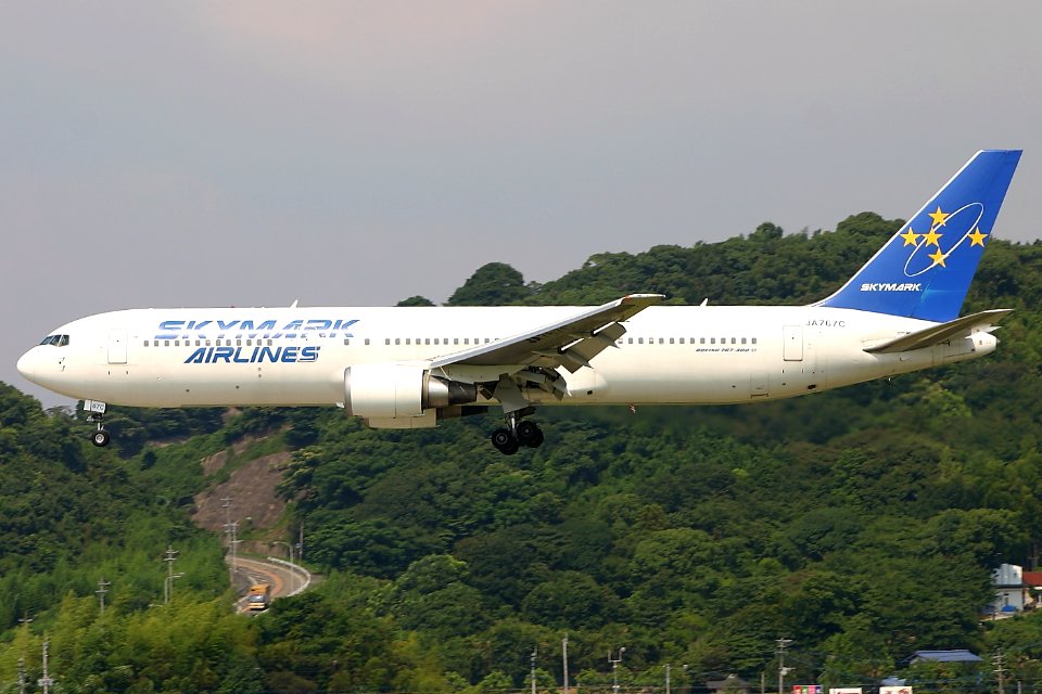 SkymarkAirlines B767-300ER fukuoka 20040806144746