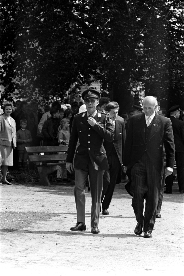 Slag bij Heiligerlee herdacht. Links prins Bernhard, rechts dhr. A. Kloosterboer, Bestanddeelnr 921-3817