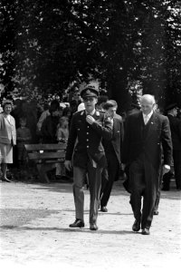 Slag bij Heiligerlee herdacht. Links prins Bernhard, rechts dhr. A. Kloosterboer, Bestanddeelnr 921-3817