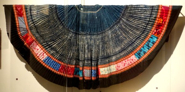 Skirt, Hmong Hoa, Tuyen Quang, view 1, 1976, three sewn panels in hemp, major part in batik, embroidered patterns and applique - Vietnamese Women's Museum - Hanoi, Vietnam - DSC03745