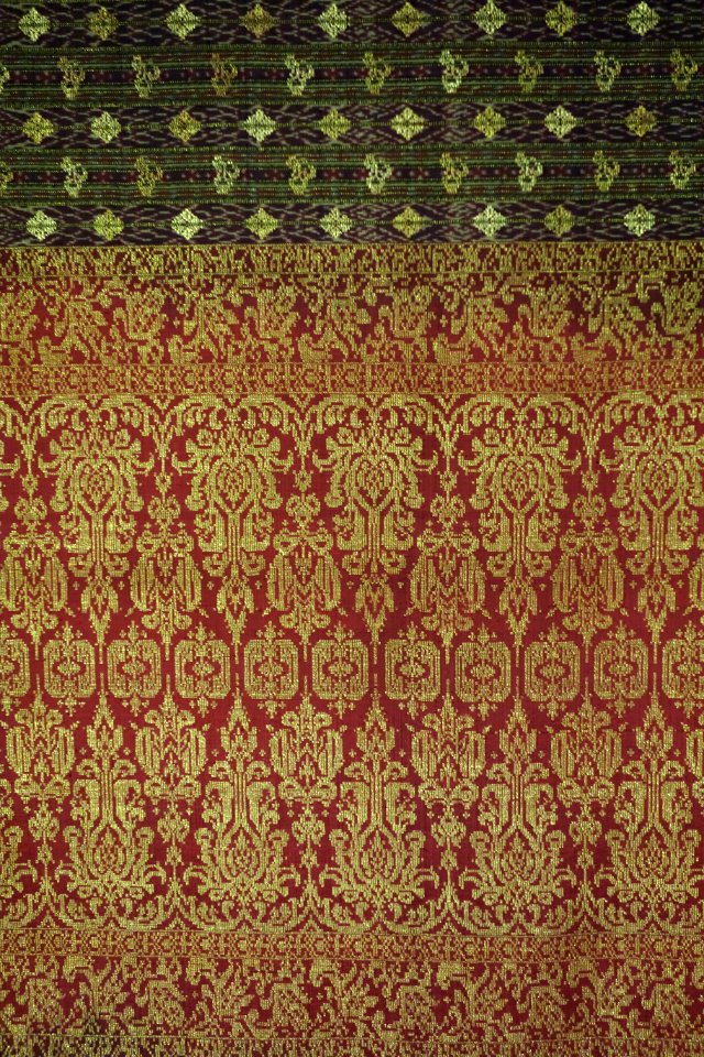 Skirt cloth (sarong), Terengganu, Malaysia, view 2, late 19th century, silk, gold thread - Textile Museum of Canada - DSC01006