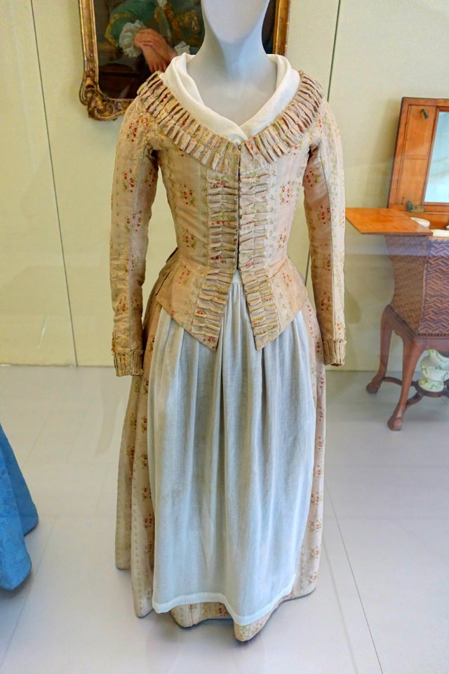 Skirt and jacket, c. 1775, brocaded silk taffeta, apron and kerchief added - Germanisches Nationalmuseum - Nuremberg, Germany - DSC02716