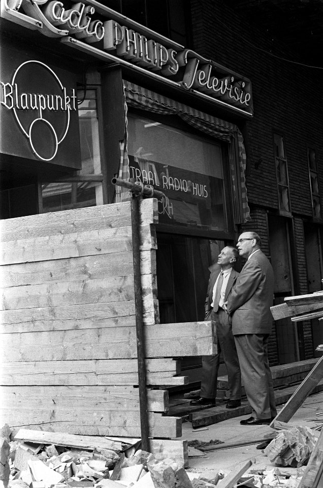 Sloop flats Vijzelstraat. De slopers zijn aan de muren va de bewuste winkeliers , Bestanddeelnr 915-3495