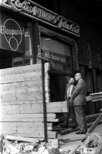 Sloop flats Vijzelstraat. De slopers zijn aan de muren va de bewuste winkeliers , Bestanddeelnr 915-3495