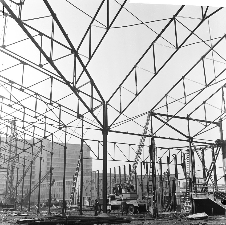 Sloop Ahoy-hallen te Rotterdam, bezig met dakconstructie (lijkend op meccanodoos, Bestanddeelnr 918-8111