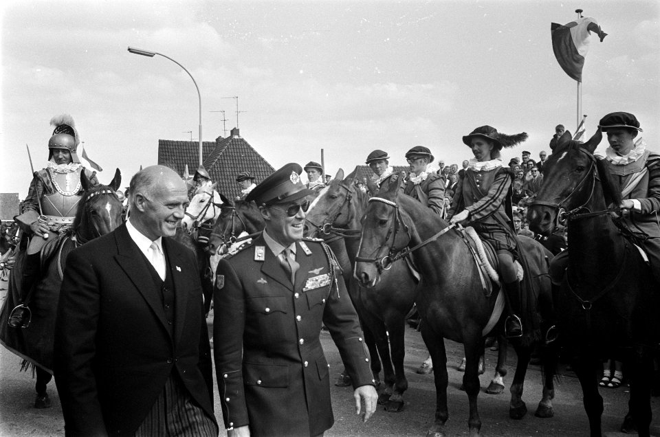 Slag bij Heiligerlee herdacht. Prins Bernhard inspecteerde de troepen, links dhr, Bestanddeelnr 921-3814