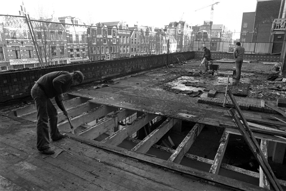 Sloop Grote Wetering begonnen, slopers slopen dak aan achterzijde van het pand, Bestanddeelnr 931-1875