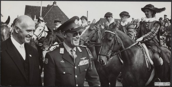 Slag bij Heiligerlee herdacht. Prins Bernhard loopt langs het historische defilé, Bestanddeelnr 016-0736