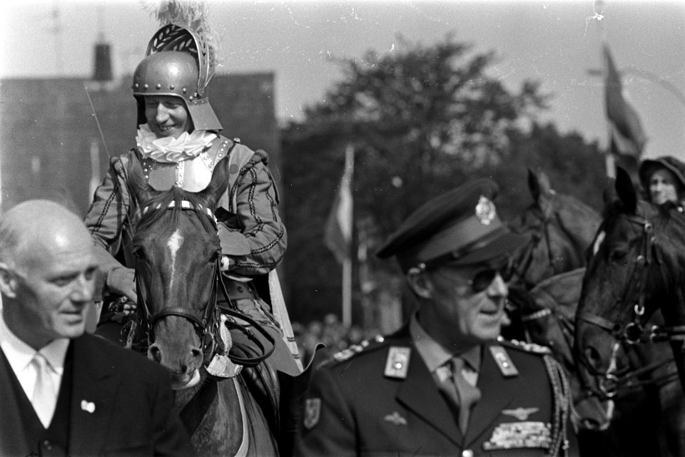 Slag bij Heiligerlee herdacht. Een historisch defile trok door Heiligerlee. Rech, Bestanddeelnr 921-3816
