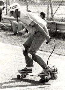 Skate board met motor op het circuit. Geschonken in 1986 door United Photos de Boer bv. Identificatienummer 54-005234