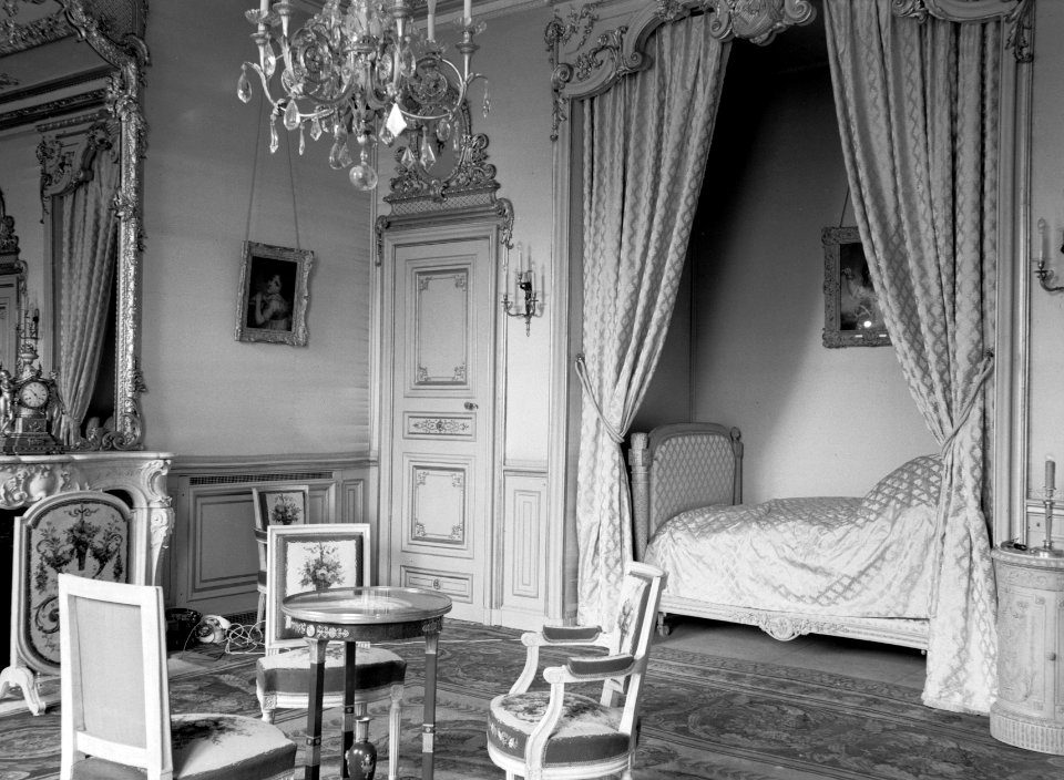 Slaapkamer in een paleis (Elysée in Parijs), Bestanddeelnr 254-2665