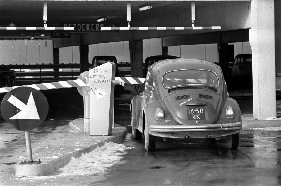 Slagbomen in garages in Bijlmermeer, Bestanddeelnr 925-3534