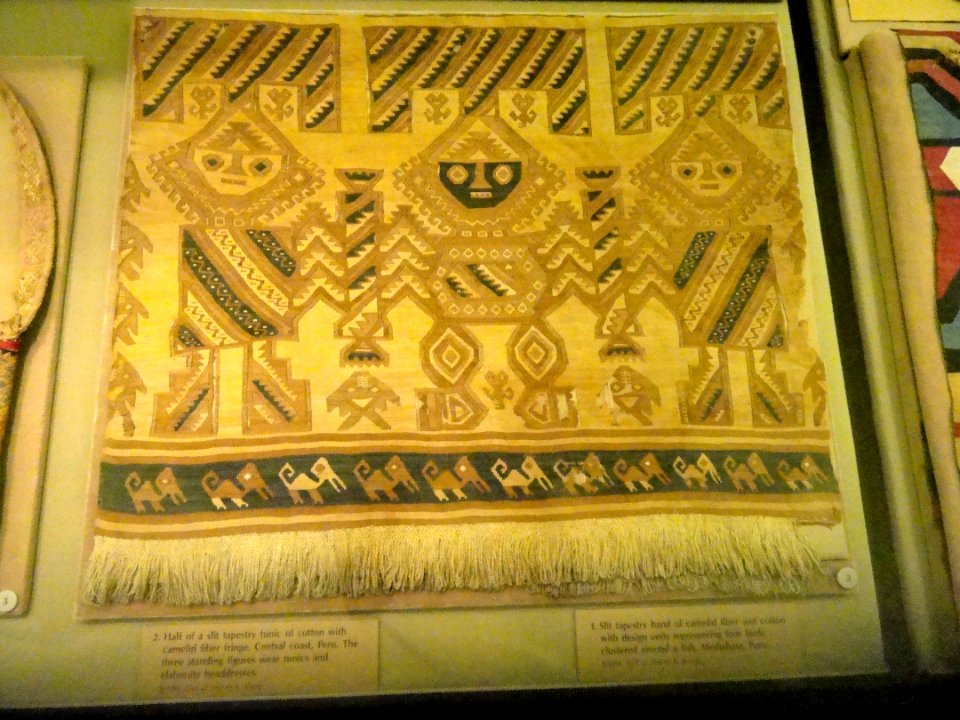 Slit tapestry tunic (half), cotton with camelid fiber, central coast, Peru - Peruvian fabric in the American Museum of Natural History - DSC06140