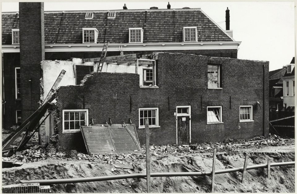 Sloop van een gedeelte van de voormalige Koudenhorn kazerne, op de hoek van de Zakstraat en de Bakenessergracht. NL-HlmNHA 54012189
