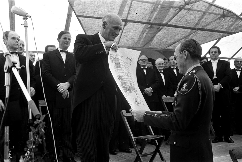 Slag bij Heiligerlee herdacht. Rechts prins Bernhard, links dhr. A. Kloosterboer, Bestanddeelnr 921-3818