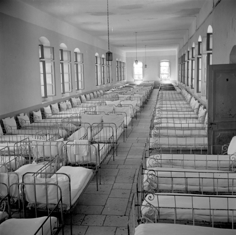 Slaapzaal van een weeshuis, Bestanddeelnr 255-0461