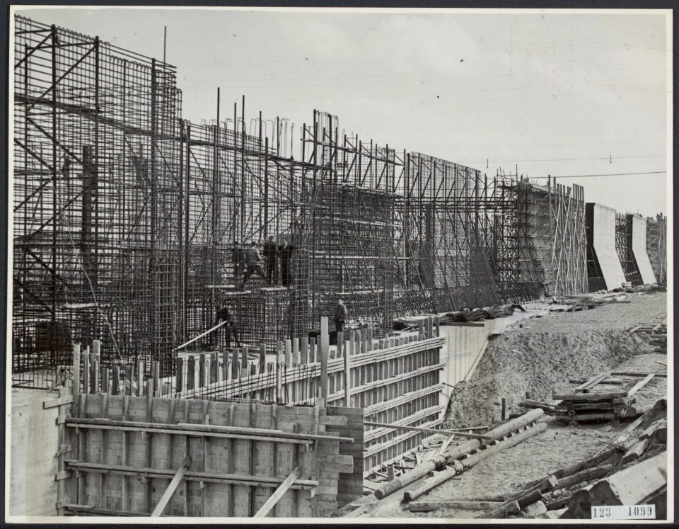 Sluisbouw in het Amsterdam-Rijnkanaal bij Tiel. Hard wordt er gewerkt aan sluism, Bestanddeelnr 123-1099