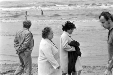 Slecht weer op Zandvoort dik aangeklede mensen op strand, Bestanddeelnr 927-3239