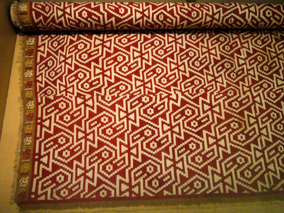 Slit tapestry mantle, of camelid fiber and cotton with stylized birds - Peruvian fabric in the American Museum of Natural History - DSC06086